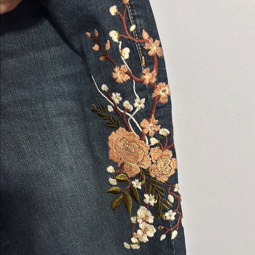 Floral Embroidered Women's Jeans - Picture 3 of 6